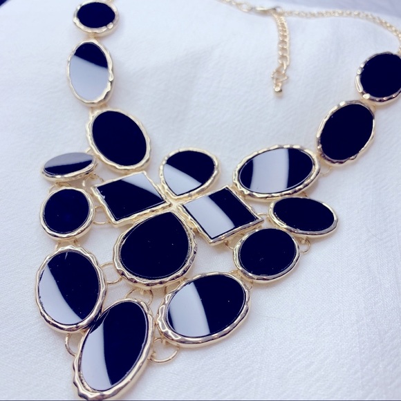 Exaggerate Gold Plated Black Oval Shaped Resin Chandelier Necklace - Picture 3 of 8